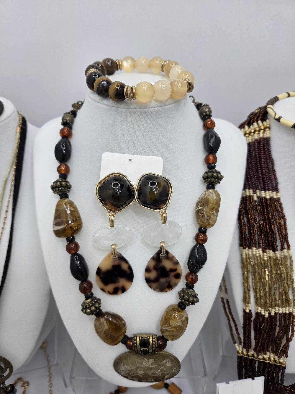 HUGE! 38pc Vintage To Now Jewelry Lot CHICO'S KENNETH LANE NRQ Necklace Earrings - Picture 6 of 16